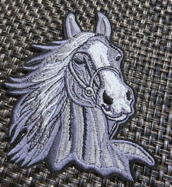 灰馬顔　馬面◆新品　競馬　駿馬　うま　ウマ　馬　ホース HORSEワッペン■ミリタリー　サバゲー　二輪車　ロック■ 洋服・衣類・衣服DIY 