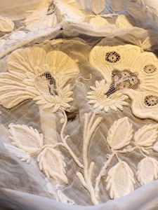 フランス　アンティーク綺麗なお花など刺繍　１９世紀　布リネン　白い　レースボネ　！