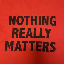 ビームス【BEAMS】Vネック半袖Tシャツ NOTHING REALLY MATTERS ☆本当に重要なことは何もない☆メッセージ Sサイズ レッド×ブラック/赤黒_画像2