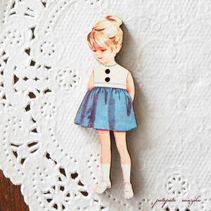 青いスカートの女の子 フランス 製 木製ボタン アトリエ ボヌール ドゥ ジュール 雑貨 パタミン ボタン 刺繍 ハンドメイド