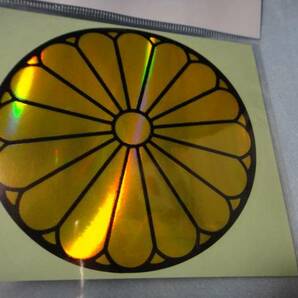 靖国神社内限定菊の御紋ゴールドレインボーステッカー直径10cm/3の画像1