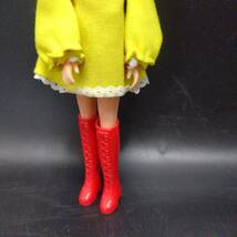 二代目　リカちゃん　人形　k23691410 黄色　い　ワンピース　赤　い　ブーツ　当時物　希少_画像3