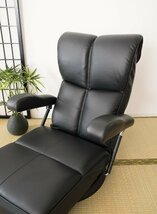触り心地の良いスーパーソフトレザーの張地のハイバック座椅子 ブラック色　日本製　肘付き　回転_画像2