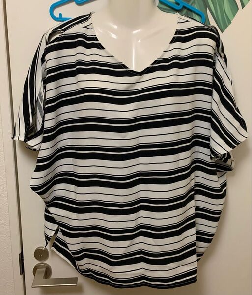 クーポン使用で790円♪SALE♪2.3回着用!美品★ロペピクニック♪シワになりにくい!ボタン開閉の二の腕チラ見え涼しいブラウスF