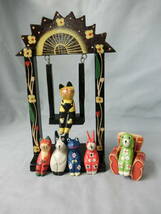 バリ　ブランコに乗ったネコ　と　木彫りの人形セット　置物　お土産　アジアン　オリエンタル　インドネシア　オブジェ　民芸品_画像1