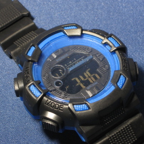 【新品】デジタル腕時計 青色 子供用に最適です。大人でも使用できます。説明書付き 送料無料の画像1