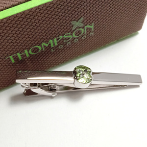 【tst28】新品　THOMPSON トンプソン　タイピン　タイバー　シルバー×グリーン　緑　ロゴデザイン　細身 スリム