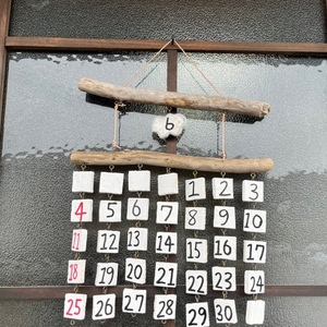 木製吊り下げ式万年カレンダー　(カレンダー全体のサイズ長さ約30cm×幅約29cm)