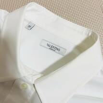良品 VALENTINO バレンチノ コットンラベル オーバーサイズシャツ 定価112,500円 43 ハンガー付き メンズ 白シャツ ヴァレンティノ 男性用_画像10