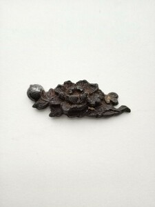 前金具３　牡丹図柄　幅約４cm　重み厚みあり　金属工芸　アクセサリー　小物　検索　刀装具 目貫　