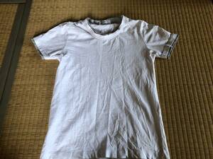首周り、袖口にグレーの縁取りが付いた白いTシャツ サイズM