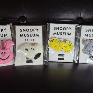 スヌーピーミュージアム東京限定グッズ さがら織バッジ (ヘミングス)全4種セット