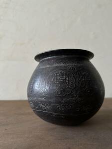 インド　アンティーク　真鍮　壺　ツボ　サンスクリット　文字　花器　器　銅　古銅　オブジェ　インテリア　アート　置物