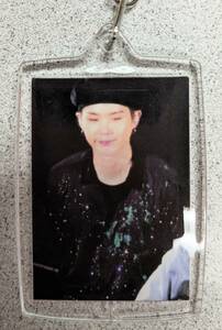 新品 未使用 BTS Suga August D キーホルダー 表裏写真入り 人気 コレクション 便利な写真入れ替え機能付き お得 送料安い タレントグッズ