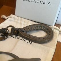 【新品未使用】BALENCIAGA バレンシアガ　チャーム　キーリング　レザー　オリーブ　カーキ_画像3