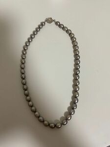 アコヤ真珠 SILVER 真珠 パールネックレス　シルバー　粒の大きさ8mm、ネックレスの全体の長さは43cm