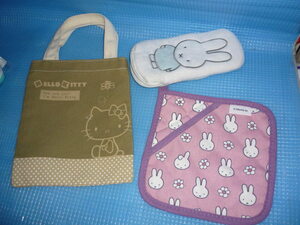 b★未使用★2006年ハローキティ　お散歩ミニトートバックとミッフィーmiffy ふわふわ刺繍ポーチと鍋敷き