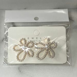 【新品】パールピアス　フラワーピアス　韓国　お洒落　可愛い　お花　ファッション　レディース