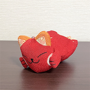 【新品未使用】猫 小物入れ ぬいぐるみポーチ ちりめん 和柄 ネコ 赤 