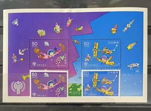 国際児童年切手　1979年　男の子と女の子の宇宙遊泳　小型シート１枚と単片２枚　未使用美品
