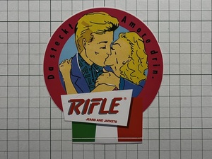 古い外国のステッカー：RIFLE キス 抱擁 ビンテージ ヨーロッパ +Ce