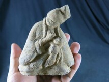 A　授乳する母　珍品　漢時代婦人俑　発掘品　遺跡　地下宮殿　墓地　明器　陶器　焼き物　本物　釉薬　美人　俑　副葬品　埋葬品　文化財_画像2