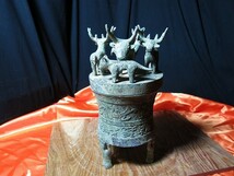 ｃ　古代多牛蓋付き三足青銅器　古代中国　遺跡発掘品　金工　副葬品　供養　シルクロード　墳墓　古墳　霊獣　文化財　明器　来世_画像1