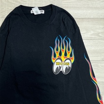 MOONEYES/ムーンアイズ/GILDANボディ/Flamin' MOONEYES L/S Tシャツ/両面・アームプリント長袖Tシャツ/ホットロッド風/ブラック_画像6