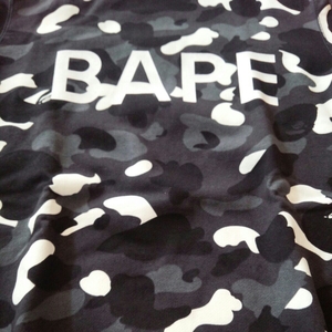 BAPE 　スウェット　ブラックカモ　蓄光塗料使用　Ｌサイズ　新品　シャーク　ベイプ　A BATHING APE エイプ　