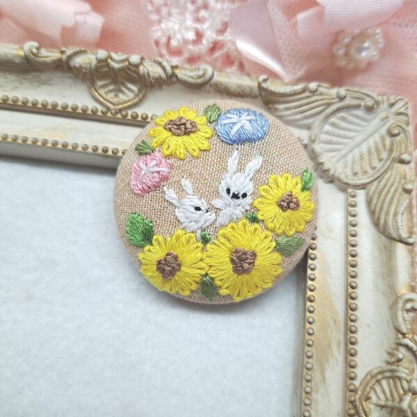 刺繍ブローチ　ウサギ　ヒマワリ くるみボタン ハンドメイド