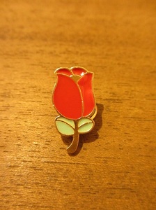 NO.03　ピンバッチ　赤い薔薇　つぼみ　純粋な愛　美　蕾　バラ　ローズ　ＲＯＳＥ　花　花言葉　ピンバッジ