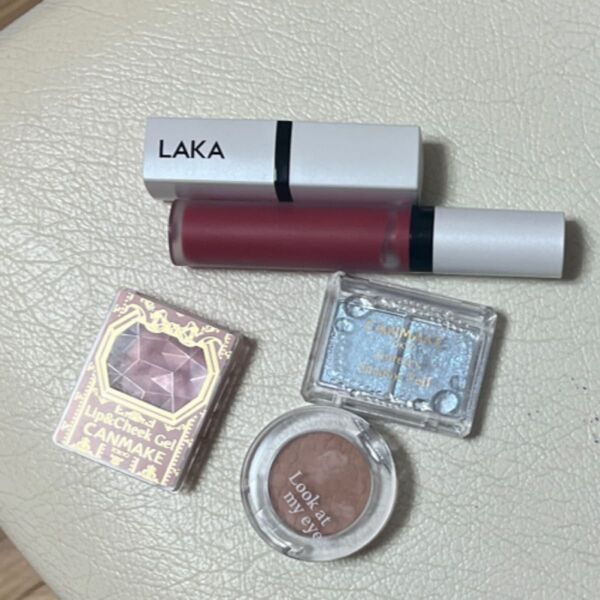 アイシャドウ(2つとも)2.3回のみ使用 Lakaリップは、固形の方が1回。グロスが約2回です。キャンメイクは、1回使用しました。