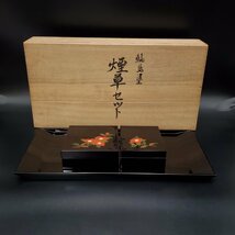 【宝蔵】輪島塗 黒塗 椿蒔絵 煙草セット 煙草盆 灰皿 煙草入れ 約43.5㎝×約21.5㎝ 天然木 漆塗り 漆芸 漆器 共箱_画像2