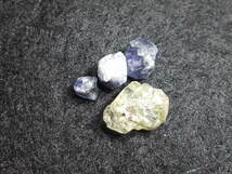 宝石質apatite燐灰石閉山廃鉱山ものとsapphire原石セット 7.75ct 天然石　1　原石母岩付きルース色々まとめてたくさん大量同梱可能765-3_画像1