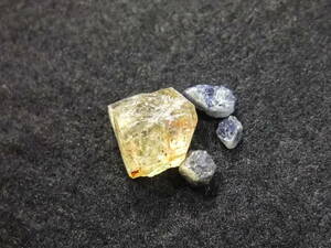 宝石質apatite燐灰石閉山廃鉱山ものとsapphire原石セット 11.45ct 天然石　6　原石母岩付きルース色々まとめてたくさん大量同梱可能765-3