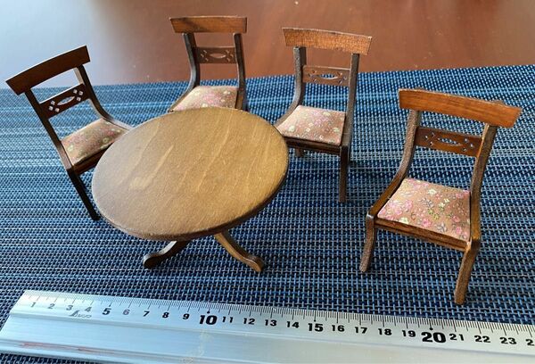 ミニチュア家具　ドールハウス　木製イス　４脚　木製丸テーブル