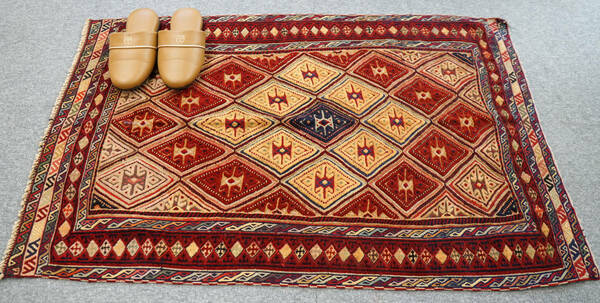 109×72㎝【手織りマシュワニキリム】トライバルラグ 手織り絨毯