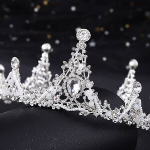 再入荷!ブライダルアクセサリー 大人気!新品 豪華クラウン シルバー ヘアアクセサリー 前撮り 結婚式 前撮り 高見えダイヤモンド
