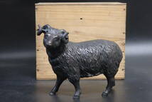 【友】ブロンズ像 羊 銅製 銅器 銅像 置物 重さ3kg 木箱付_画像1