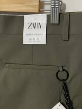 新品7990円【ZARA★ザラ】ストレッチスリムパンツ・裾ジップあり・チェーン装飾付き・カーキ・サイズ40_画像6