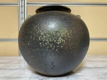 23A06-24N:信楽焼 　大(10号)　梅彫　丸花瓶　耳付き 金彩　30×30×27　口径12.5cm　茶道　華道　和室インテリア_画像6