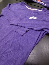 ★E099 NIKE ナイキロンT 長袖Tシャツ カラーTシャツ ラグラン レディースM 紫系 _画像9