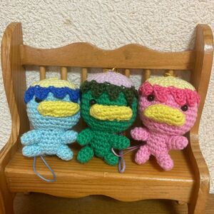 刺しゅう糸で編んだカッパ3兄弟　グリーン、ピンク、ブルー　手編みのハンドメイド品