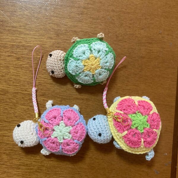 刺しゅう糸で編んだ亀さん3種セット　ストラップ2、ブローチ　手編みのハンドメイド品