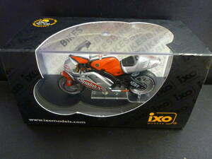 イクソ製品　1/24 ヤマハ YZR-M1 カルロスチェカ YAMAHA YZR M1 #7 Fortuna 2003　Moto GP ixo