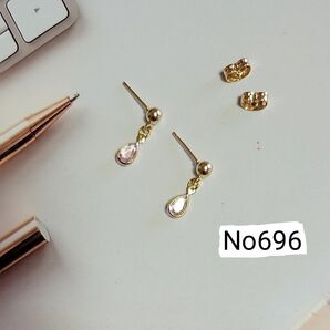 No696　ハンドメイドピアス　小ぶり雫ピアス　シンプル