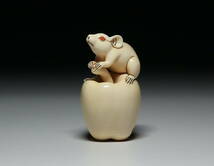 【心】k155 マンモス根付 　　りんごに鼠　　 在銘（検：提げ物/緒締め/帯留め/Netsuke）_画像1