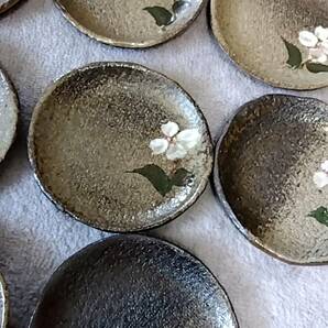 益子焼 小皿 ８枚 お花 直径１１ｃｍ 手作り感あり 美品の画像3