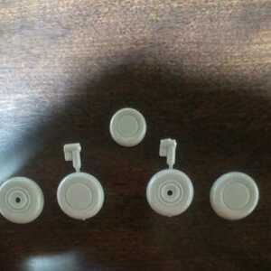  Hasegawa 1/48 P-38 attached tire parts only 