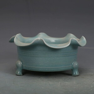  Song fee . kiln flour blue . three pair flower . shape . censer 